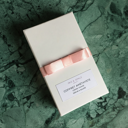 Pierre d'améthyste sur fond blanc