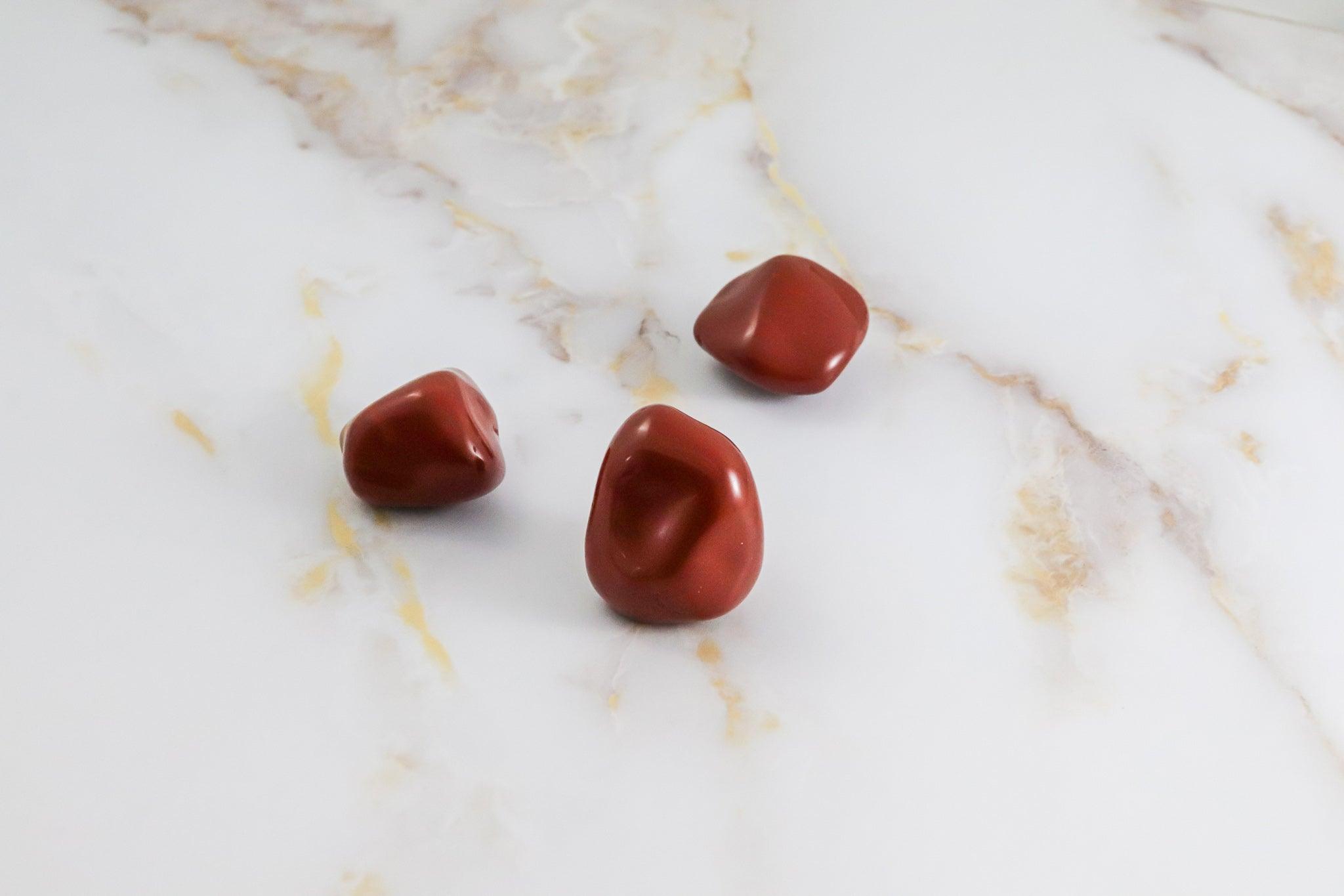 Pierre roulée Jaspe Rouge naturel qualité A — lithothérapie ancrage force et vitalité, sélection Solstice & Minéraux Mon Soin Bien-Être.